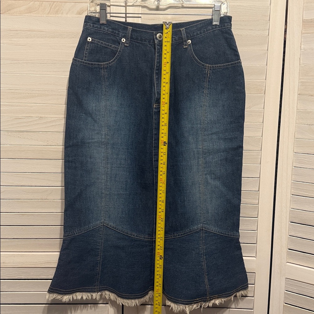 Y2K Denim Trumpet Skirt with Frayed Hem. Size 6 - Picture 3 of 9